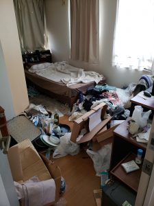 ベッド、布団、木製ラック、オフィスデスク、オフィスチェアー、その他備品類を回収させて頂きました。