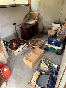 御前崎のお客様、木製棚、キャリーケース、ポリタンク、座椅子、陶器、ガラス、その他備品類を回収させて頂きました。