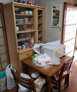 木製食器棚、ダイニングテーブルセット、電子レンジ、その他備品類を回収させて頂きました。