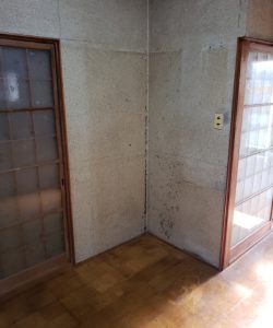木製食器棚、ダイニングテーブルセット、電子レンジ、その他備品類を回収させて頂きました。