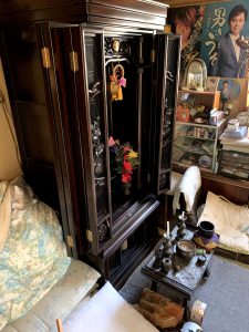吉田町のお客様、仏壇、布団、ガラス棚、プラケース、その他備品類を回収させて頂きました。