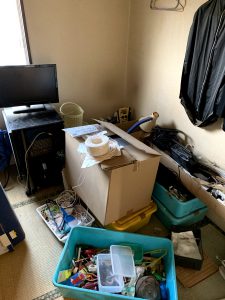 焼津市のお客様、テレビ、テレビラック、プラスチック容器、金物、工具類、その他不用品を回収させて頂きました。
