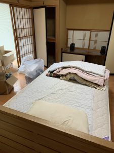 ベッドマット、布団、スピーカー、その他備品類を回収させて頂きました。