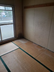 木製タンス、木製ガラスケース、アルミ衣装ラック、その他備品類を回収させて頂きました。