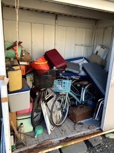 御前崎市のお客様、物置内の自転車、クーラーボックス、プラ収納ケース、その他備品類を回収させて頂きました。