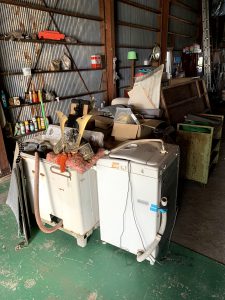 掛川市のお客様、洗濯機、木製ラック、鉄製ワゴン、その他備品類を回収させて頂きました。