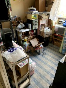 吉田町のお客様、木製ラック、鉄製ラック、プラ収納ケース、カラオケセット、その他備品類を回収させて頂きました。