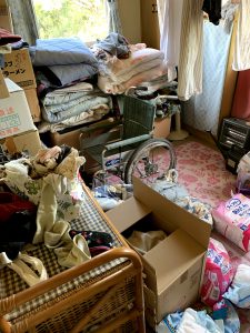 吉田町のお客様、車椅子、木製ラック、布団、電気ストーブ、その他備品類を回収させて頂きました。