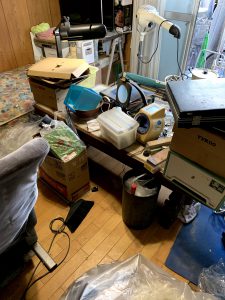 焼津市のお客様、テーブル、ベッド、椅子、プラケース、電化製品、その他不用品を回収させて頂きました。