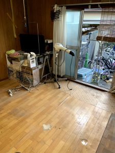 焼津市のお客様、テーブル、ベッド、椅子、プラケース、電化製品、その他不用品を回収させて頂きました。