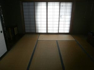 座卓、つい立て、タンス、布団、その他備品類を回収させて頂きました。