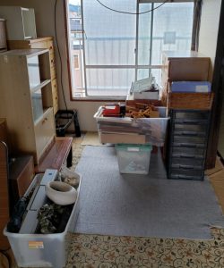 木製タンス、木製ガラスケース、プラ収納ケース、プラ収納ボックス、その他備品類を回収させて頂きました。