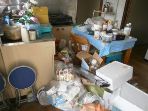 ダイニングテーブルセット、鉄製ラック、ガスコンロ、パイプ椅子、その他備品類を回収させて頂きました。