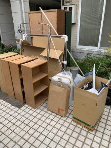 タンス、木製ラック、アルミ物干し、アルミ布団干し、その他備品類を回収させて頂きました。