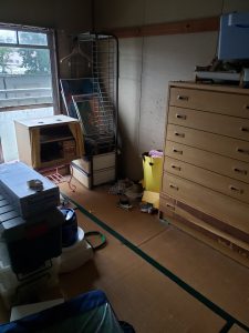 木製タンス、木製ガラスケース、アルミ衣装ラック、その他備品類を回収させて頂きました。