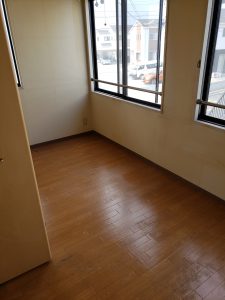 ベッド、布団、木製ラック、オフィスデスク、オフィスチェアー、その他備品類を回収させて頂きました。