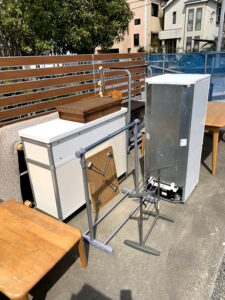 焼津市のお客様、家具、冷蔵庫、収納ラック、その他不用品を回収させて頂きました。