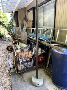 吉田町のお客様、一輪車、アルミはしご、メッシュワゴン、コンテナ、その他不用品を回収させて頂きました。