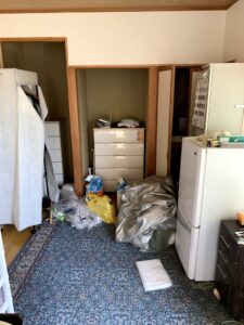 焼津市のお客様、じゅうたん、冷蔵庫、タンス、食器棚、衣装ラック、その他不用品を回収させて頂きました。