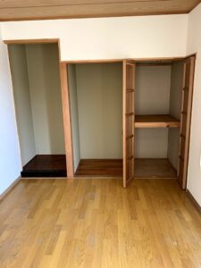 焼津市のお客様、じゅうたん、冷蔵庫、タンス、食器棚、衣装ラック、その他不用品を回収させて頂きました。