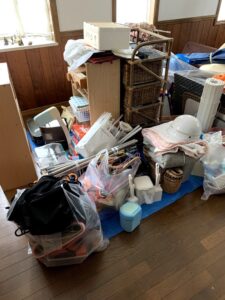 藤枝市のお客様、木製家具、カラーボックス、浴槽蓋、その他不用品を回収させて頂きました。