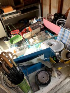 藤枝氏のお客様、電気ストーブ、照明器具、スチールデスク、傘、その他不用品を回収させて頂きました。