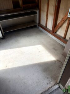 藤枝氏のお客様、電気ストーブ、照明器具、スチールデスク、傘、その他不用品を回収させて頂きました。