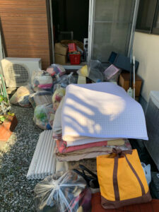 焼津市のお客様、木製家具、布団、プラスチック製品、その他不用品を回収させて頂きました。