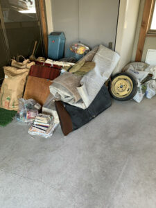 吉田町のお客様、タイヤ、家具、じゅうたん、その他不用品を回収させて頂きました。