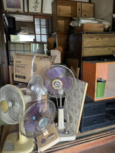 焼津市のお客様、扇風機、座卓、タンス、カラーボックス、テレビボード、その他不用品を回収させて頂きました。